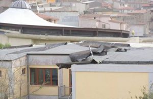 arbus-lo-scirocco-scoperchia-un-edificio-del-comune-video