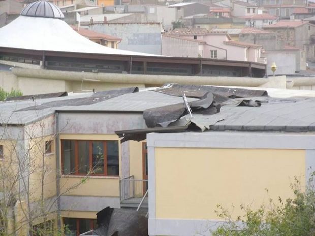 arbus-lo-scirocco-scoperchia-un-edificio-del-comune-video