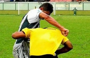 campionato-juniores-arbitro-insultato-e-preso-a-pugni-dopo-un-and-rsquo-espulsione