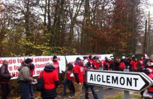 meridiana-magliette-rosse-a-parigi-sit-in-di-protesta-a-casa-dell-and-rsquo-aga-khan