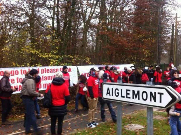 Meridiana meridiana-magliette-rosse-a-parigi-sit-in-di-protesta-a-casa-dell-and-rsquo-aga-khan