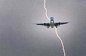terrore-in-volo-fulmine-sfiora-aereo-panico-a-bordo