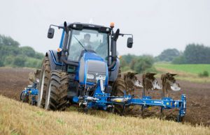 trattore-si-ribalta-durante-l-aratura-agricoltore-muore-schiacciato