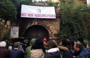 Abbraccio della lotta Monteponi, "magliette rosse" Meridiana dalle "irriducibili" di Igea abbraccio-della-lotta-monteponi-and-quot-magliette-rosse-and-quot-meridiana-dalle-and-quot-irriducibili-and-quot-di-igea