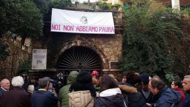 Abbraccio della lotta Monteponi abbraccio-della-lotta-monteponi-and-quot-magliette-rosse-and-quot-meridiana-dalle-and-quot-irriducibili-and-quot-di-igea