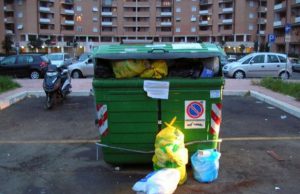 Carbonia, lite per la spazzatura, pensionato tira un cassonetto alla vicina carbonia-lite-per-la-spazzatura-pensionato-tira-un-cassonetto-alla-vicina