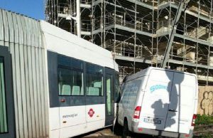 paura-in-viale-marconi-camion-contro-metro-un-ferito