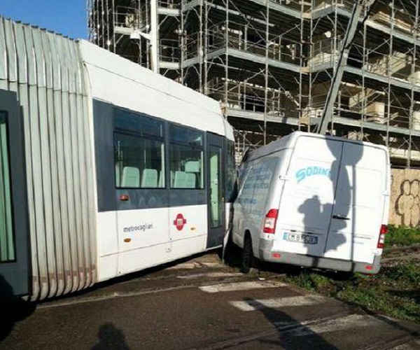 Paura in viale Marconi paura-in-viale-marconi-camion-contro-metro-un-ferito