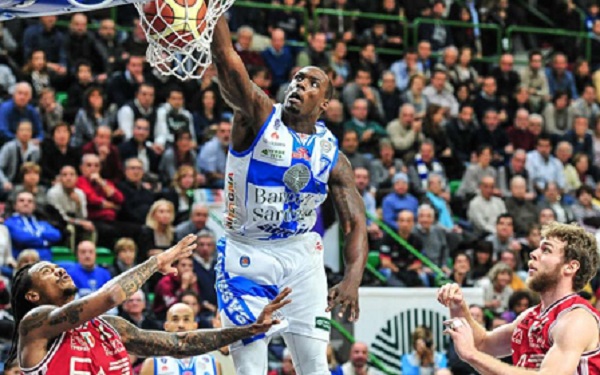 la-dinamo-stecca-il-terzo-quarto-e-milano-espugna-sassari