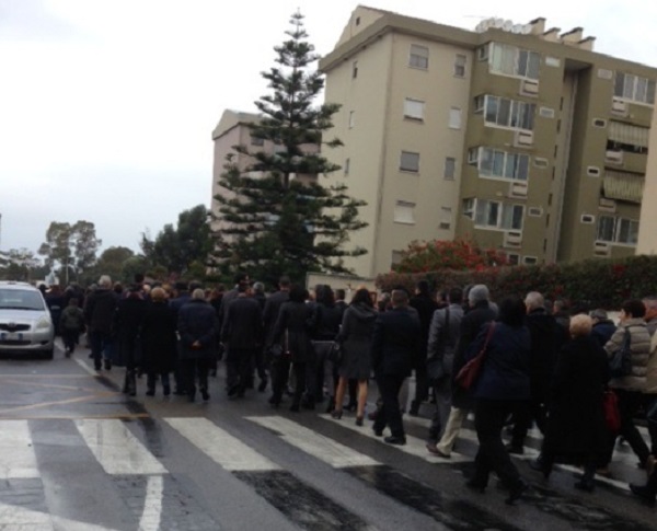 “No alla droga” and-ldquo-no-alla-droga-and-rdquo-centinaia-di-persone-alla-processione-tra-is-mirrionis-e-san-michele