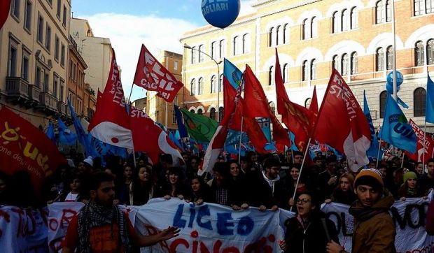 lavoratori-precari-e-pensionati-migliaia-di-sardi-in-piazza-contro-jobs-act-e-il-governo