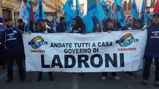 Sciopero sciopero-voli-cancellati-e-traffico-aereo-in-tilt-disagi-in-citt-and-agrave-per-il-corteo