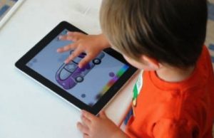 smartphone-pc-e-tablet-in-sardegna-un-bimbo-su-4-and-egrave-schermo-dipendente