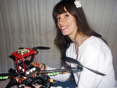 noemi-salaris-22-anni-sarda-imprenditrice-nella-vita-costruisce-e-conduce-droni