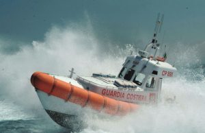 margine-rosso-barca-a-vela-si-ribalta-uomo-soccorso-in-mare