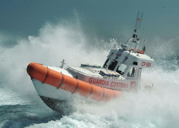 margine-rosso-barca-a-vela-si-ribalta-uomo-soccorso-in-mare