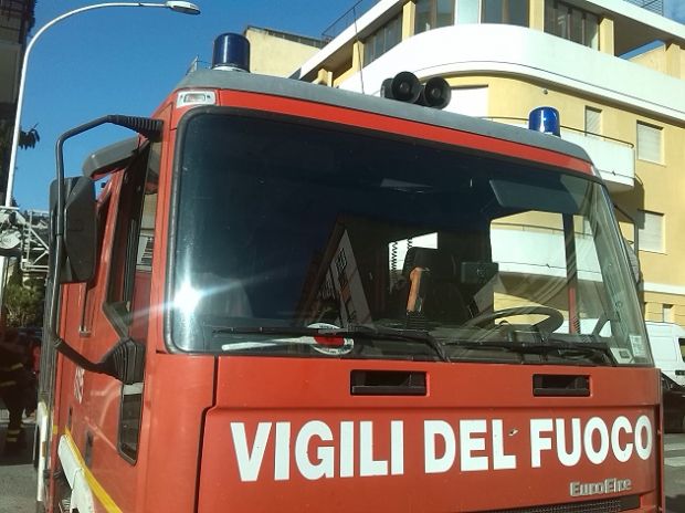 esce-di-strada-e-rimane-incastrato-nell-auto-salvato-dai-vigili-del-fuoco