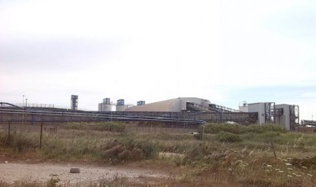 portovesme-attentato-incendiario-contro-una-gru-del-porto-industriale