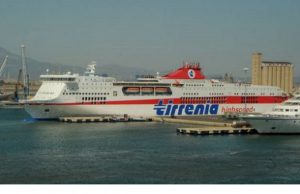 barca-a-vela-in-avaria-tre-naufraghi-e-un-cane-salvati-dal-traghetto