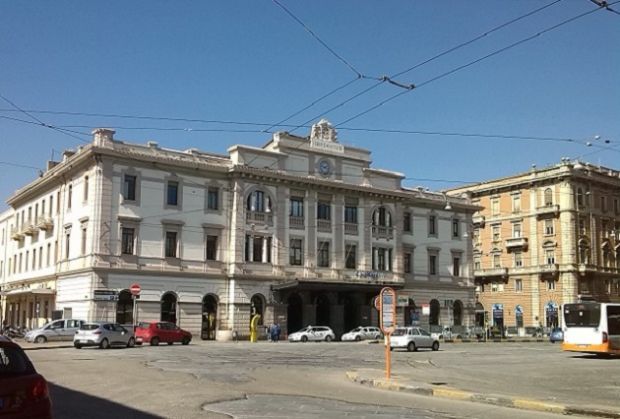 rapina-in-stazione-minacciano-la-dipendente-della-tabaccheria-e-fuggono-con-l-incasso