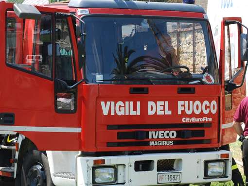 si-barrica-in-casa-e-cerca-di-appiccare-un-incendio-arrestata-una-40enne