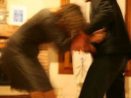 prende-a-calci-la-madre-e-la-trascina-per-i-capelli-in-manette-un-cagliaritano