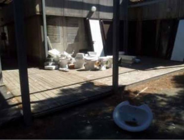 furti-di-rame-e-rubinetti-e-i-rifiuti-dei-cafoni-vandali-scatenati-all-and-rsquo-anfiteatro