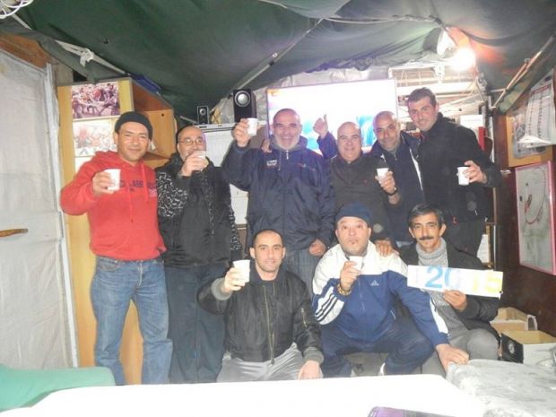 alcoa-ex-lavoratori-auguri-e-rabbia-nella-tenda-and-ldquo-c-and-rsquo-and-egrave-poco-da-festeggiare-and-rdquo