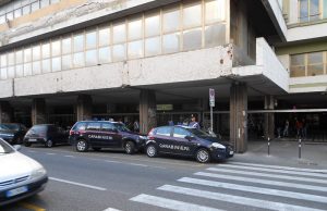 ubriaco-finisce-con-l-and-rsquo-auto-sopra-un-palo-ritirata-la-patente