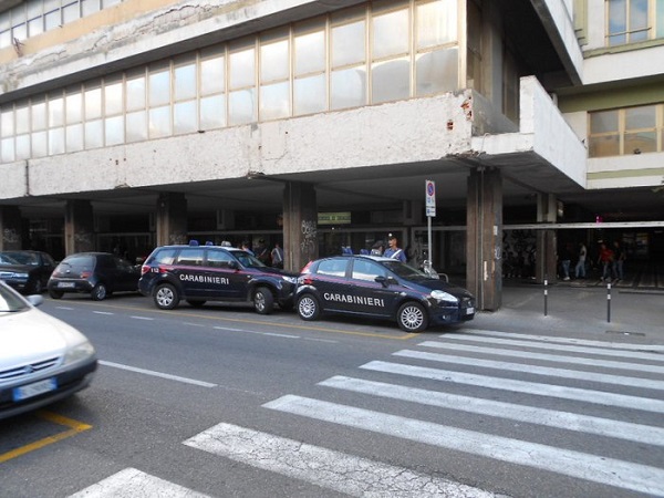 ubriaco-finisce-con-l-and-rsquo-auto-sopra-un-palo-ritirata-la-patente