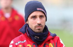 Calendario rossoblù, Cossu “incaprettato”. Ma è soltanto uno scherzo calendario-rossobl-and-ugrave-cossu-and-ldquo-incaprettato-and-rdquo-ma-and-egrave-soltanto-uno-scherzo