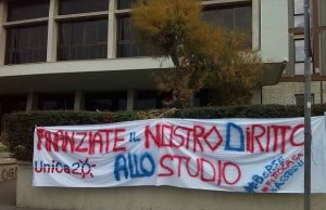 Studenti in rivolta, sit in in viale Trento: “No aumento tasse, sì borse e posti letto” studenti-in-rivolta-sit-in-in-viale-trento-and-ldquo-no-aumento-tasse-s-and-igrave-borse-e-posti-letto-and-rdquo