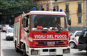 terrore-in-via-baylle-fuoco-distrugge-tre-moto-e-un-cassonetto-annerita-una-palazzina