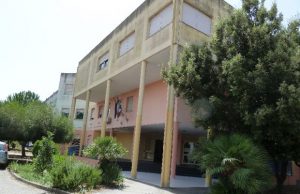 allagamento-al-besta-crolla-il-soffitto-studenti-in-cortile