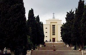 Pensionato va al cimitero e si dimentica della moglie in macchina. Lei lo aspetta per 24 ore pensionato-va-al-cimitero-e-si-dimentica-della-moglie-in-macchina-lei-lo-aspetta-per-24-ore