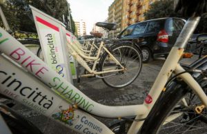 piazza-repubblica-danneggiava-le-bici-del-bike-sharing-denunciato-un-vandalo