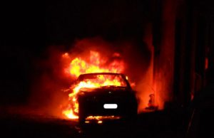 san-michele-piromani-in-azione-auto-in-fiamme-colpita-un-palazzina