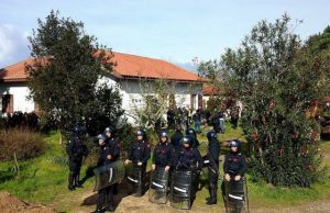 partito-il-blitz-famiglia-spanu-asserragliata-in-casa-con-bombole-e-benzina