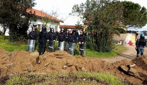 Tensione ad Arborea tensione-ad-arborea-famiglia-spanu-asserragliati-in-azienda-in-tre-cosparsi-di-benzina