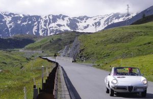cagliaritano-in-montagna-guarda-il-panorama-ma-and-egrave-attento-alla-guida