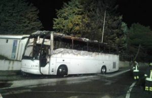 attentato-incendiario-distrutto-un-bus-turistico