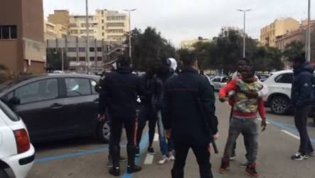 via-sonnino-donna-bloccata-in-un-bar-da-parcheggiatori-carabinieri-aggrediti