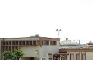 ex-sindaco-sale-sul-tetto-di-municipio-e-minaccia-di-darsi-fuoco-per-protesta