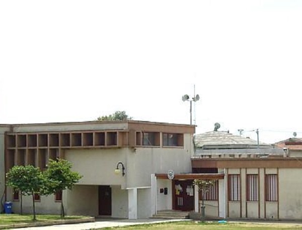 Ex sindaco sale sul tetto di municipio e minaccia di darsi fuoco per protesta ex-sindaco-sale-sul-tetto-di-municipio-e-minaccia-di-darsi-fuoco-per-protesta