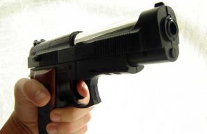 spara-dopo-mancata-precedenza-ferito-automobilista