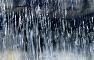 acquazzone-si-abbatte-su-cagliari-sei-auto-danneggiate-gi-and-ugrave-alberi-e-cartelloni-pubblicitari