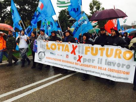 crisi-edilizia-protesta-dei-lavoratori-sulla-sassari-olbia