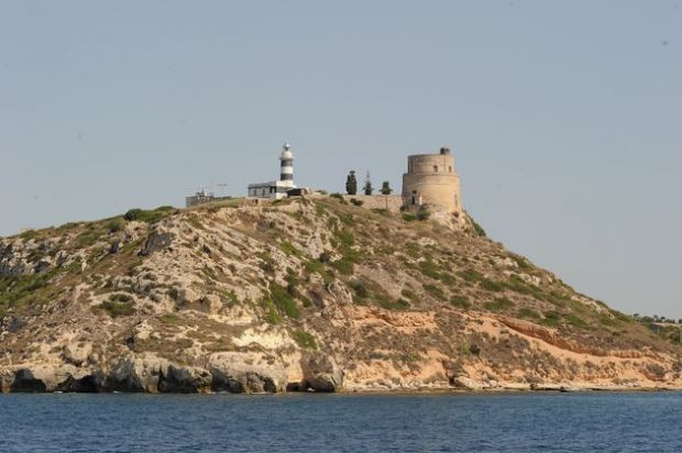 calamosca-lasciata-dal-fidanzato-tenta-di-gettarsi-dalla-scogliera-salvata-dai-carabinieri