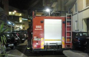 raid-incendiario-ad-assemini-bruciate-le-porte-di-due-case