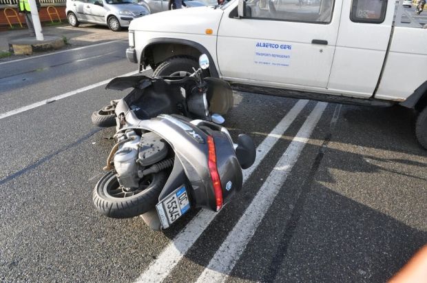 incidente-in-scooter-in-viale-marconi-giovane-incastrato-sotto-pick-up